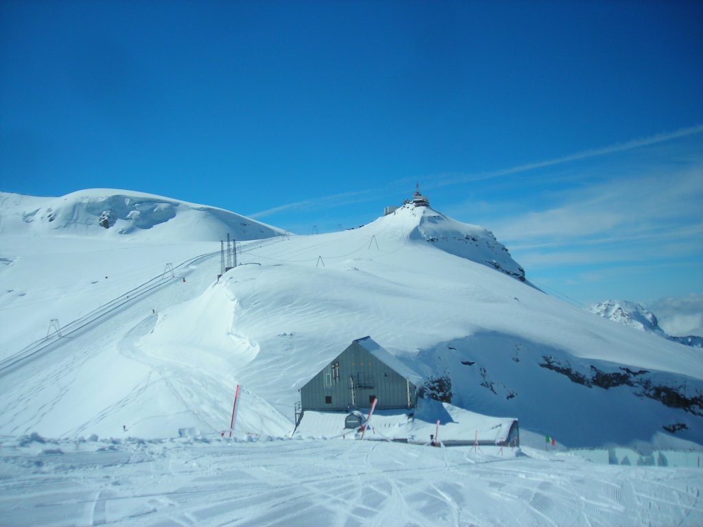 CERVINIA - Record di sciatori per il weekend di apertura