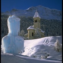 Sulden_Winter_Pfarrkirche_mit_Eisberg_II.jpg